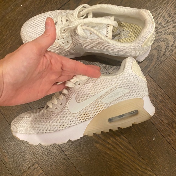 GENTLY USED NIKE SNEAKERS - Picture 1 of 4